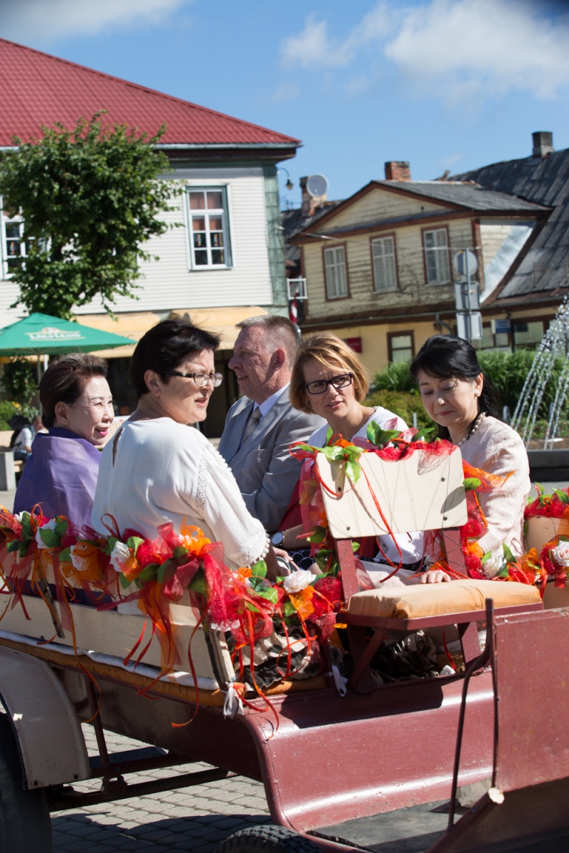 Pirmās rozes ievīšana Rožu vainagā