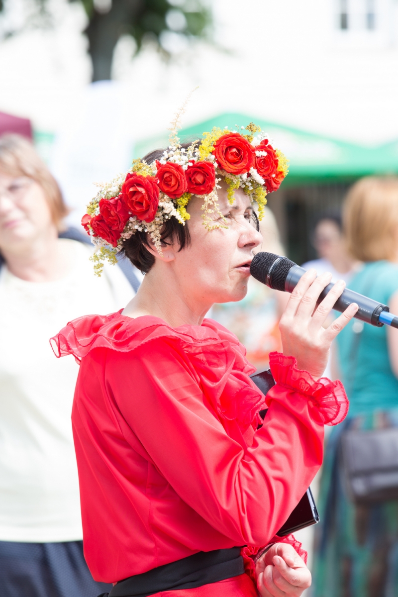 Pirmās rozes ievīšana Rožu vainagā