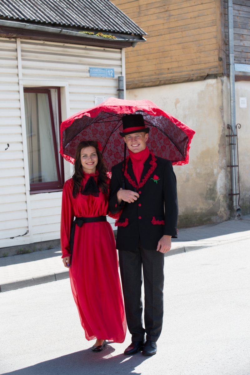 Pirmās rozes ievīšana Rožu vainagā