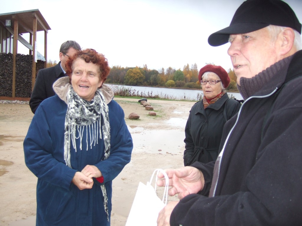 Ozola stādīšana Likteņdārzā