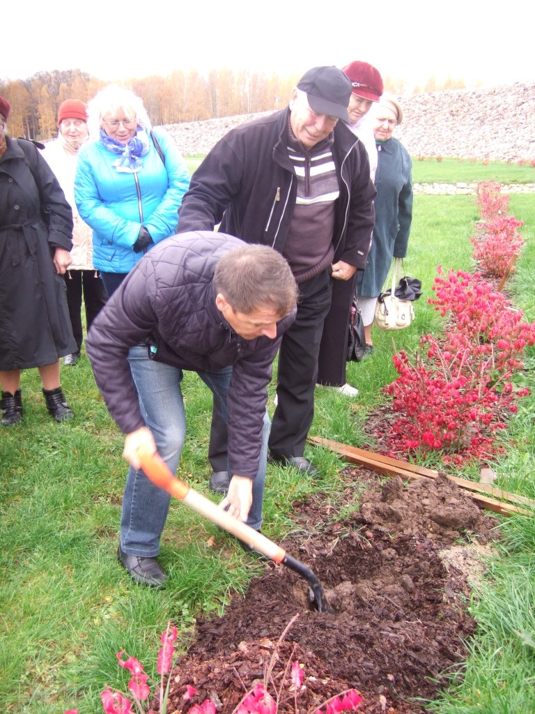 Ozola stādīšana Likteņdārzā