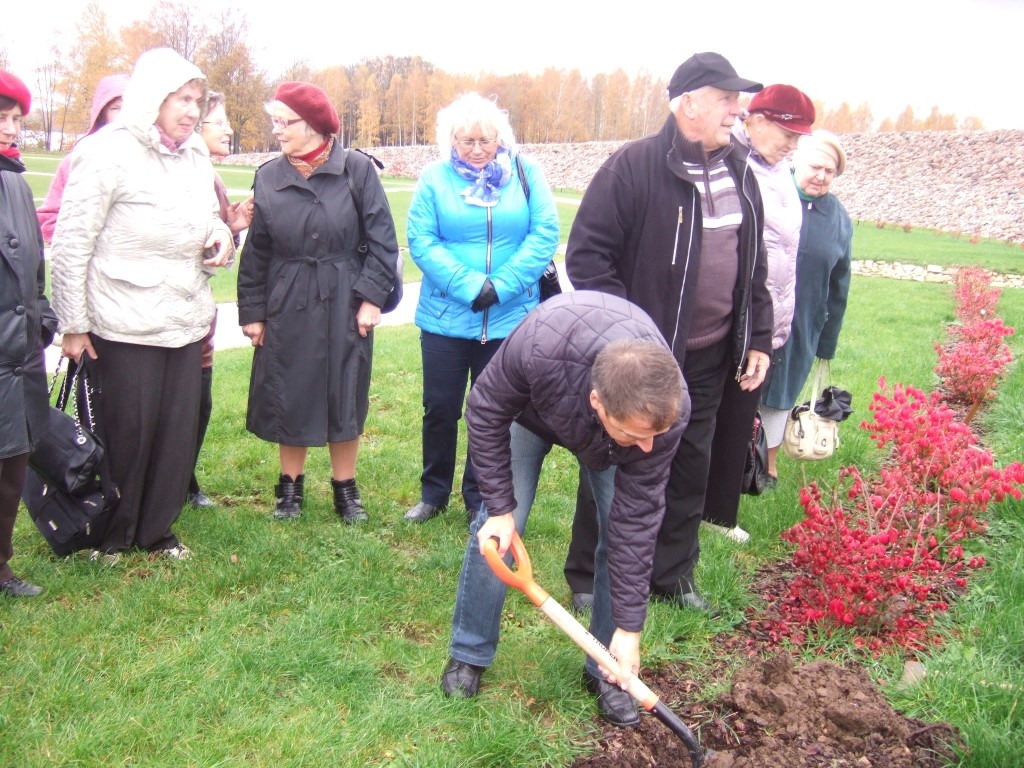 Ozola stādīšana Likteņdārzā