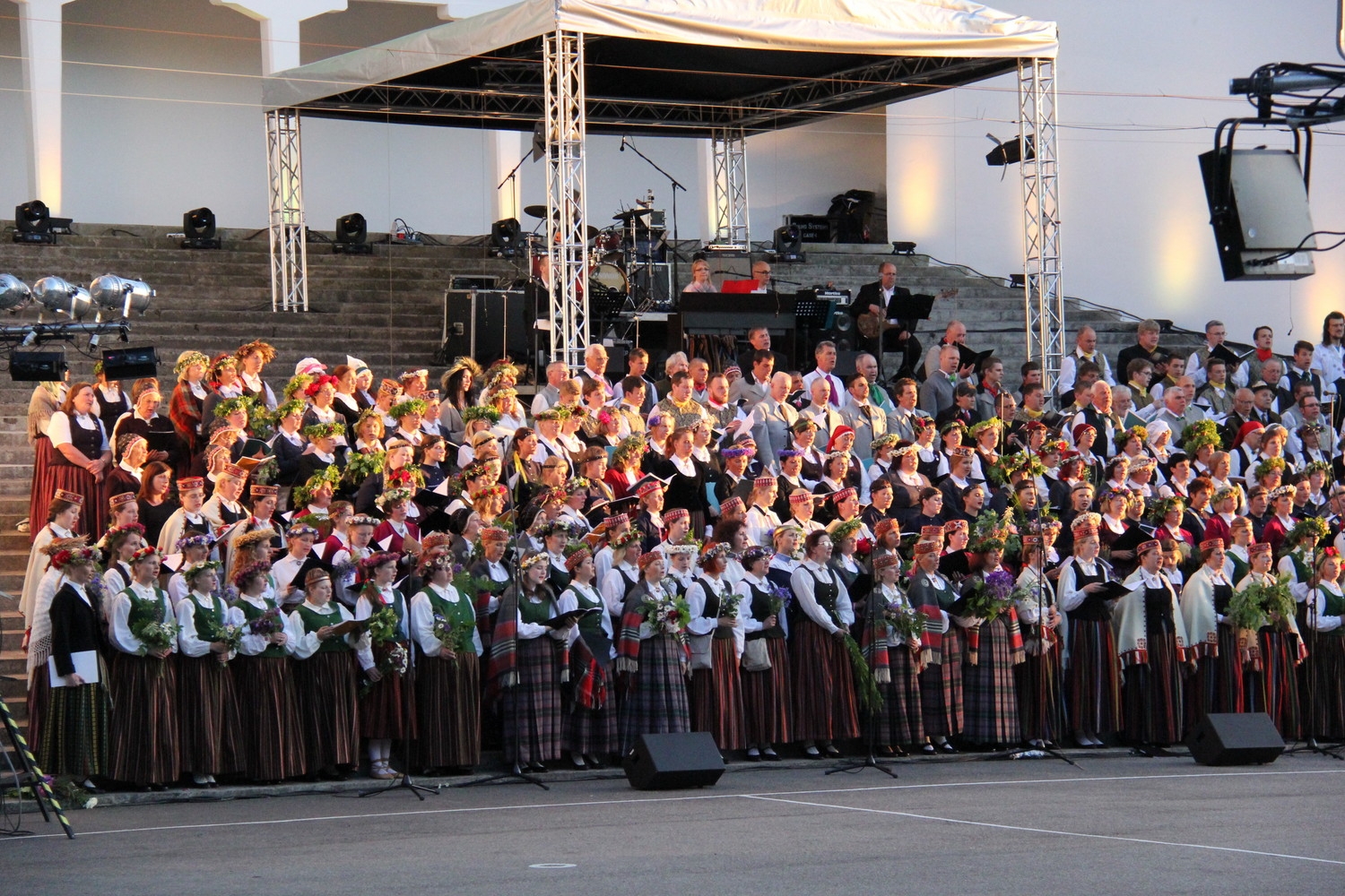 VIII Ziemeļu un Baltijas valstu Dziesmu svētku ieskaņu koncerts Durbes estrādē