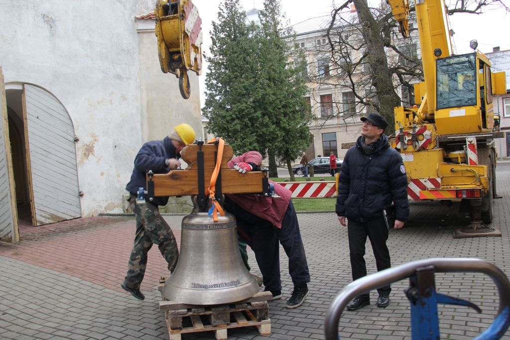 Baznīcas tornī paceļ jauno zvanu