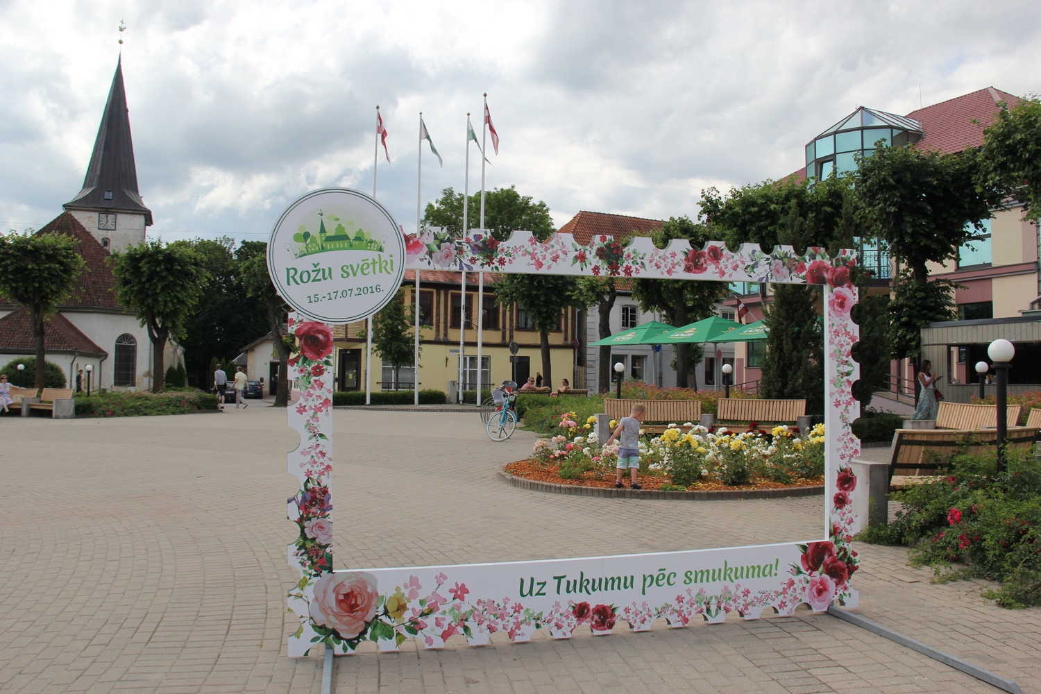 Tukumā krāšņi zied rozes