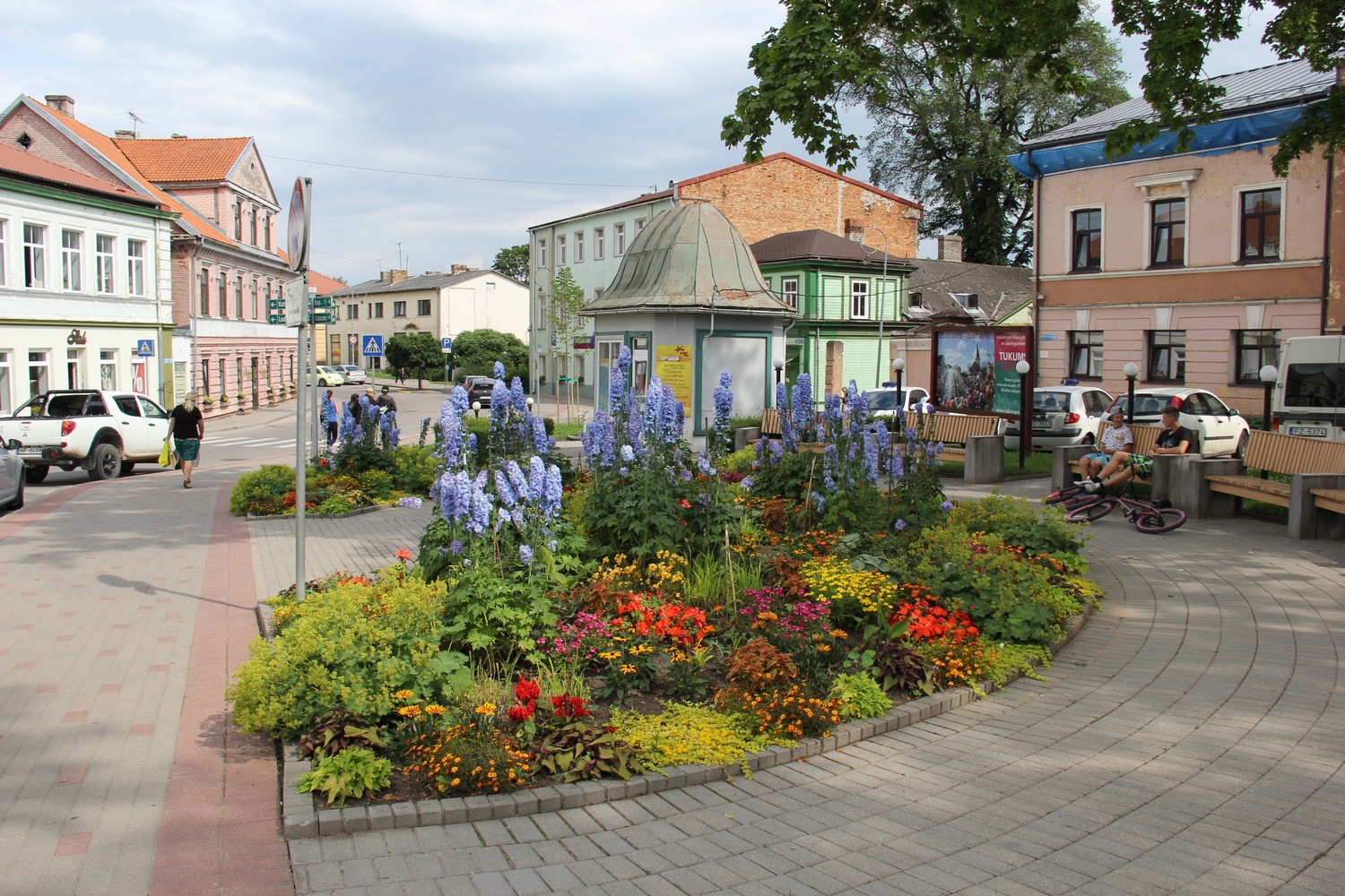 Tukumā krāšņi zied rozes