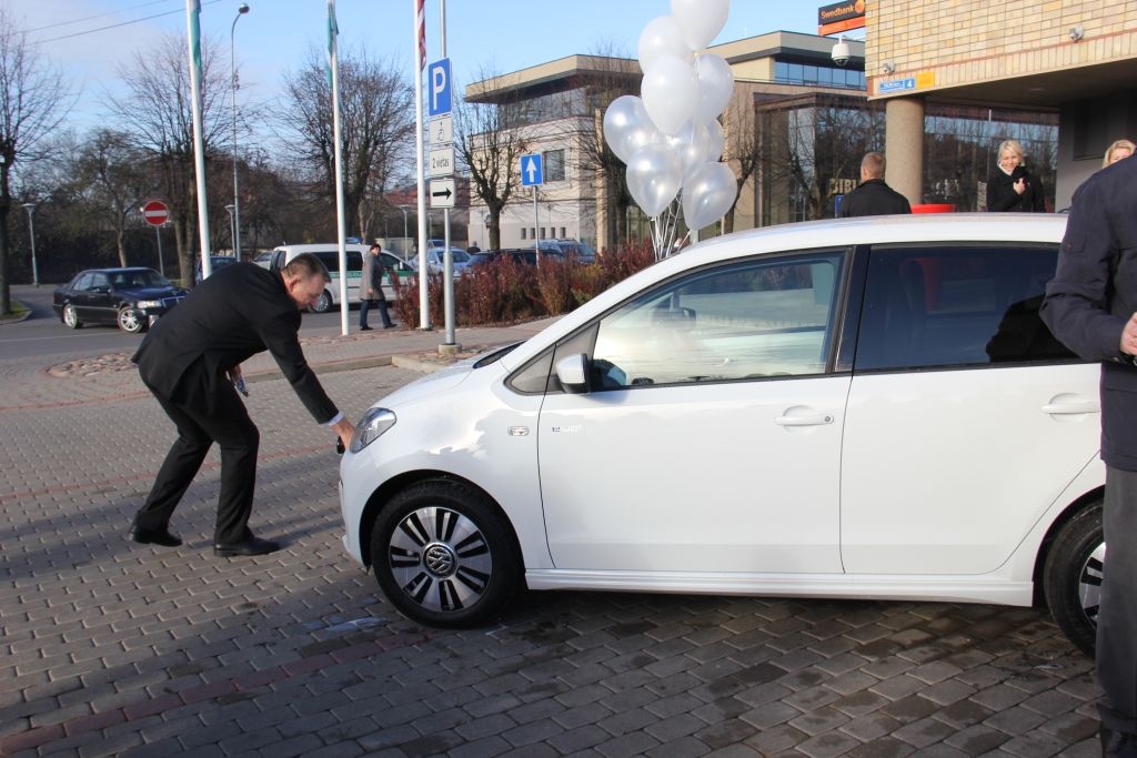 Pa Tukuma ielām ripos divi elektromobiļiLasīt vairāk