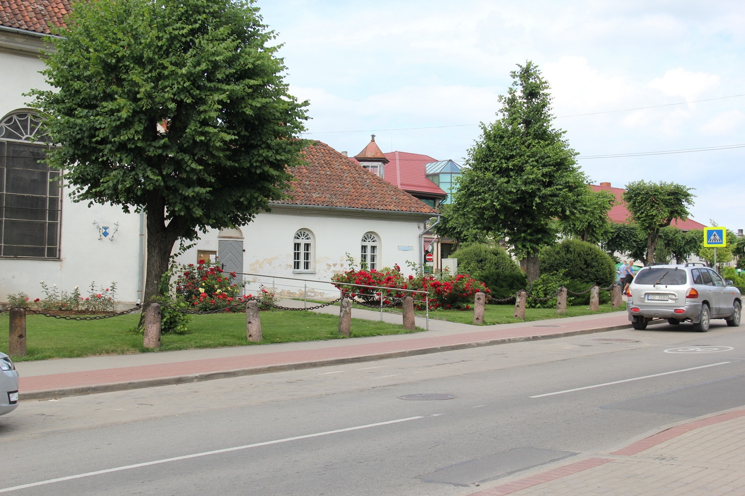 Tukumā krāšņi zied rozes