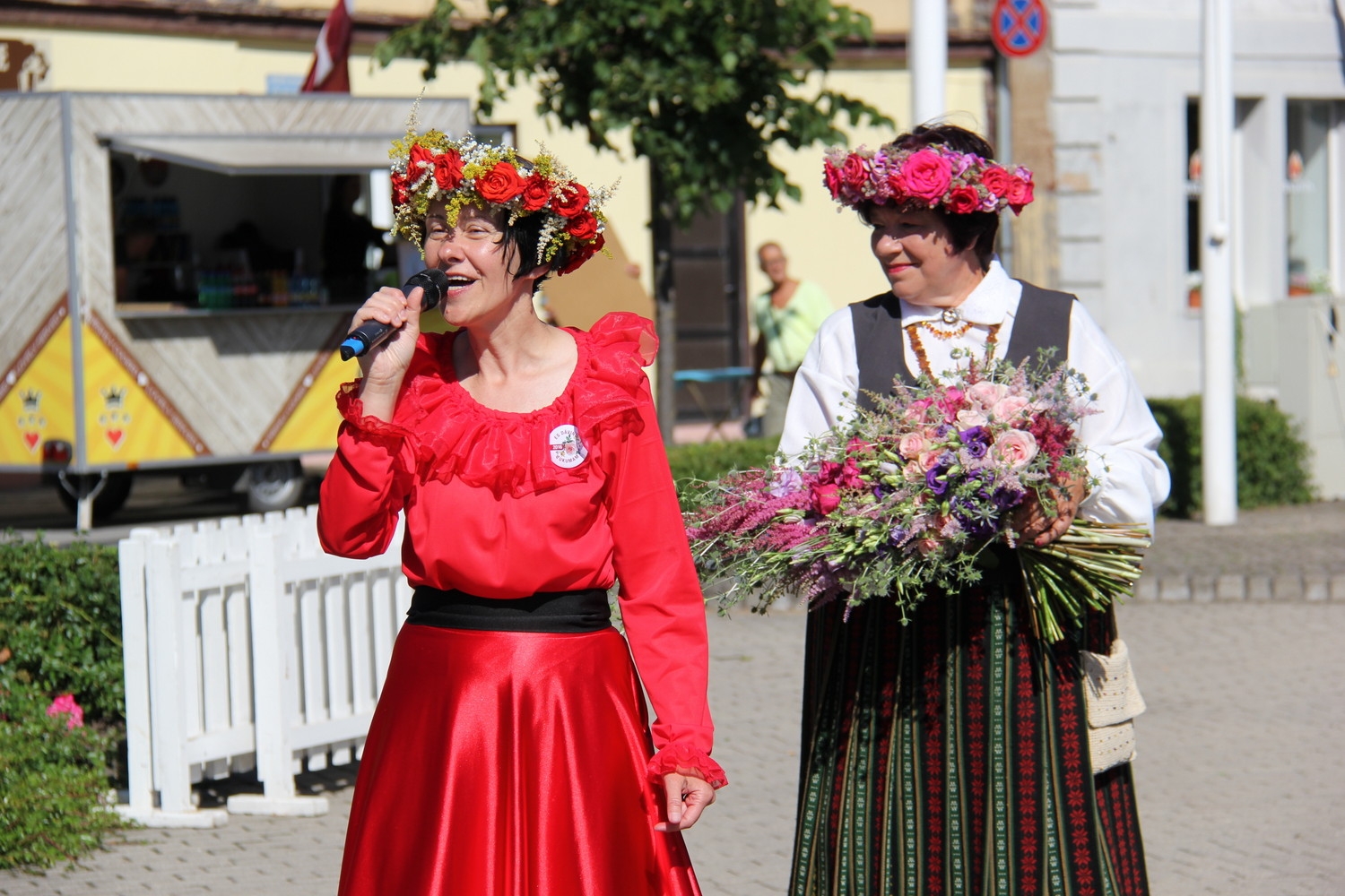 Pirmās rozes ievīšana Rožu vainagā