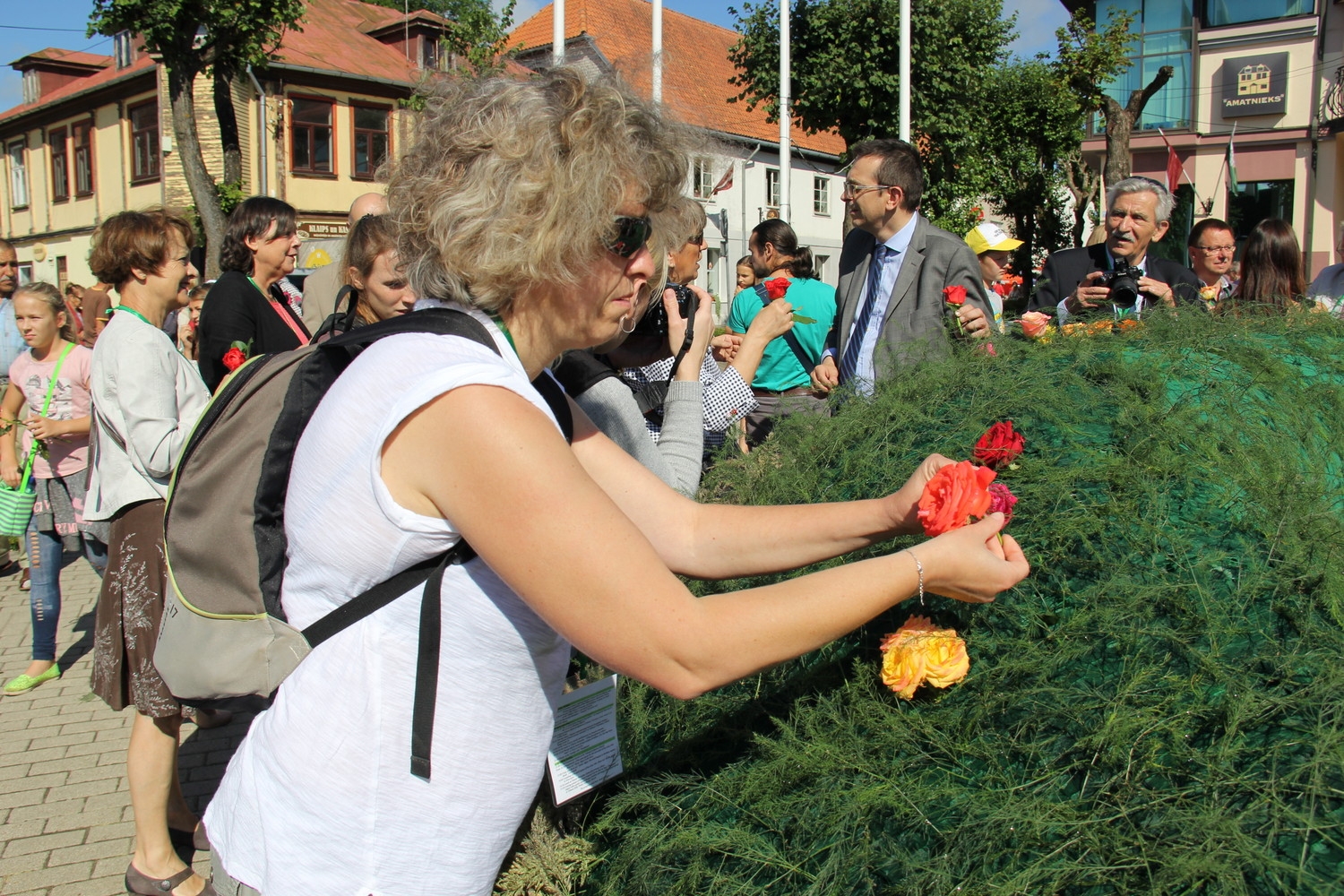 Pirmās rozes ievīšana Rožu vainagā