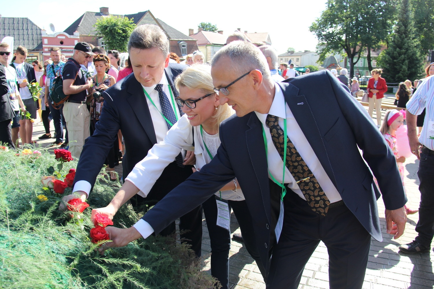 Pirmās rozes ievīšana Rožu vainagā