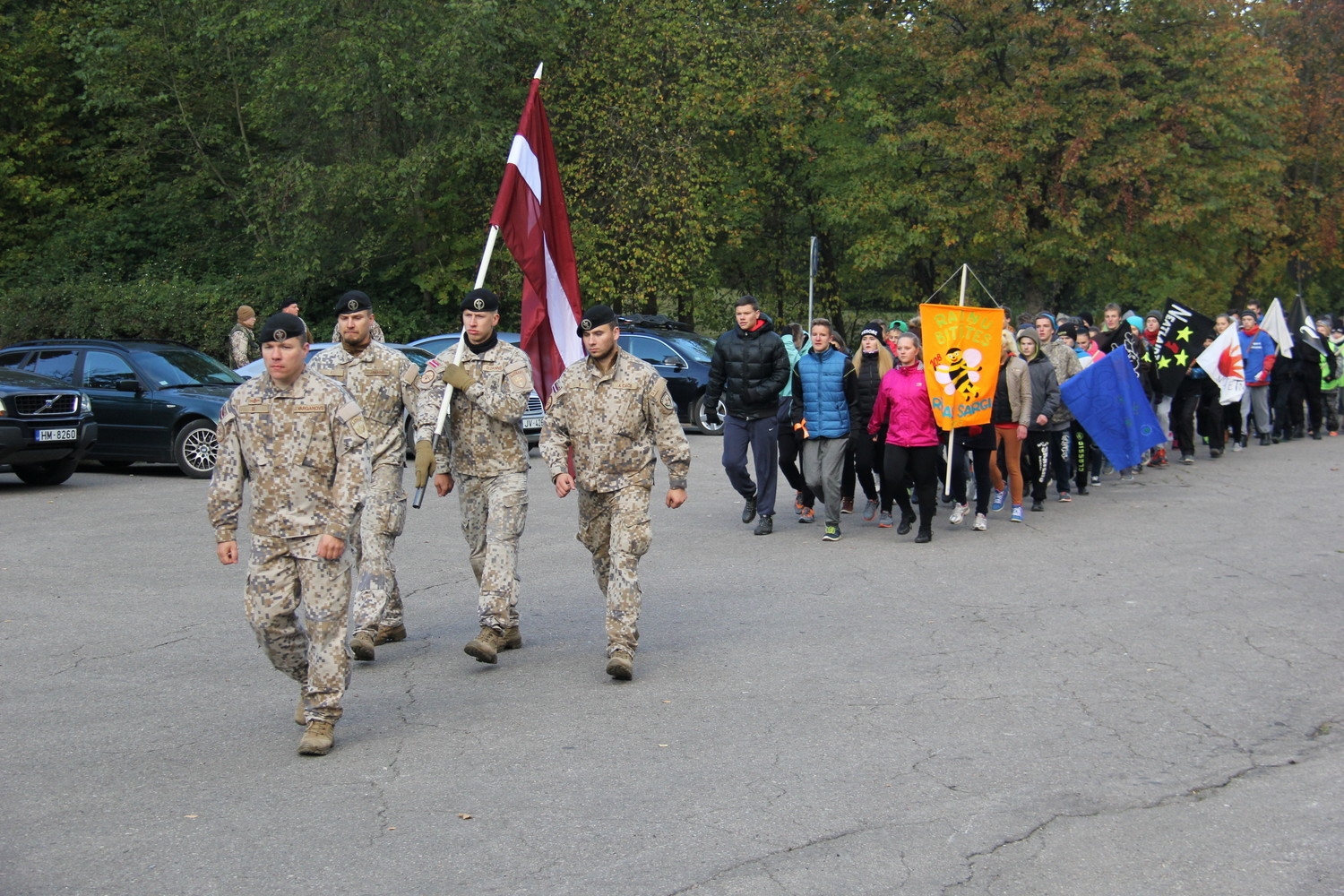 Tukuma Durbes estrādē norisinājās piedzīvojumu un izaicinājumu spēle „Jaunie Rīgas sargi: atceries Lāčplēšus!”