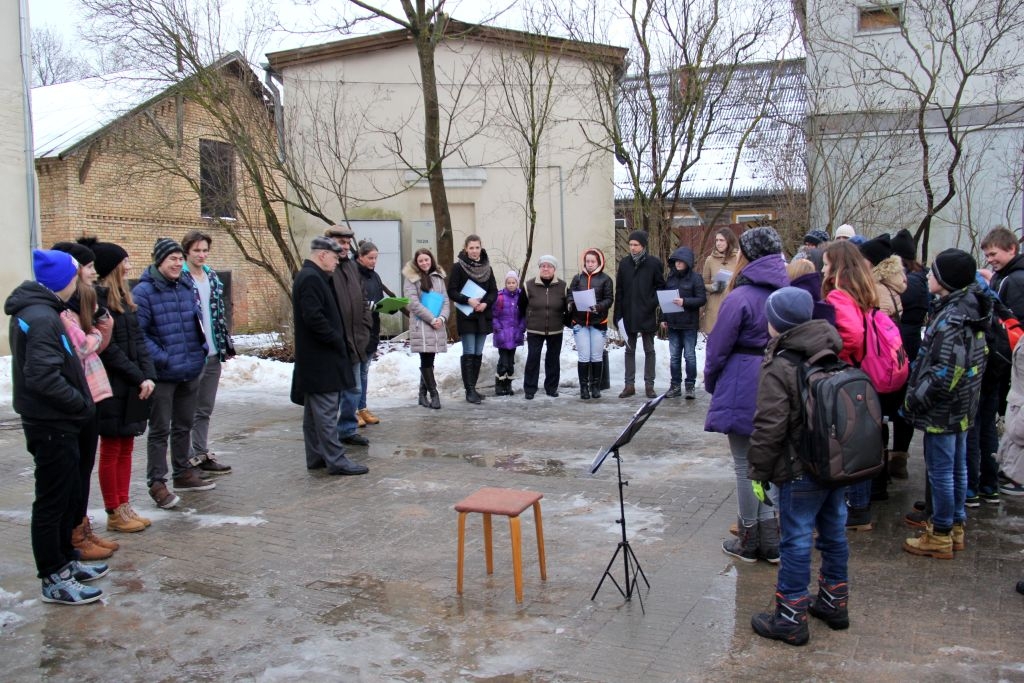 Kuroties atmiņu ugunskuram un malkojot karstu zāļu tēju,