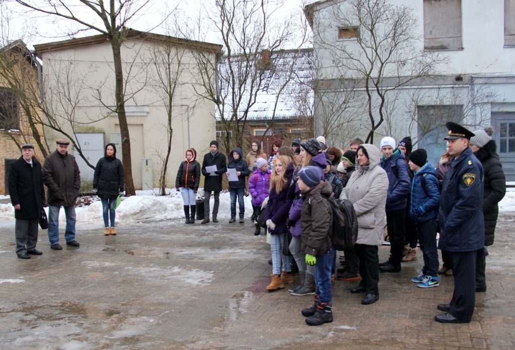 Kuroties atmiņu ugunskuram un malkojot karstu zāļu tēju,