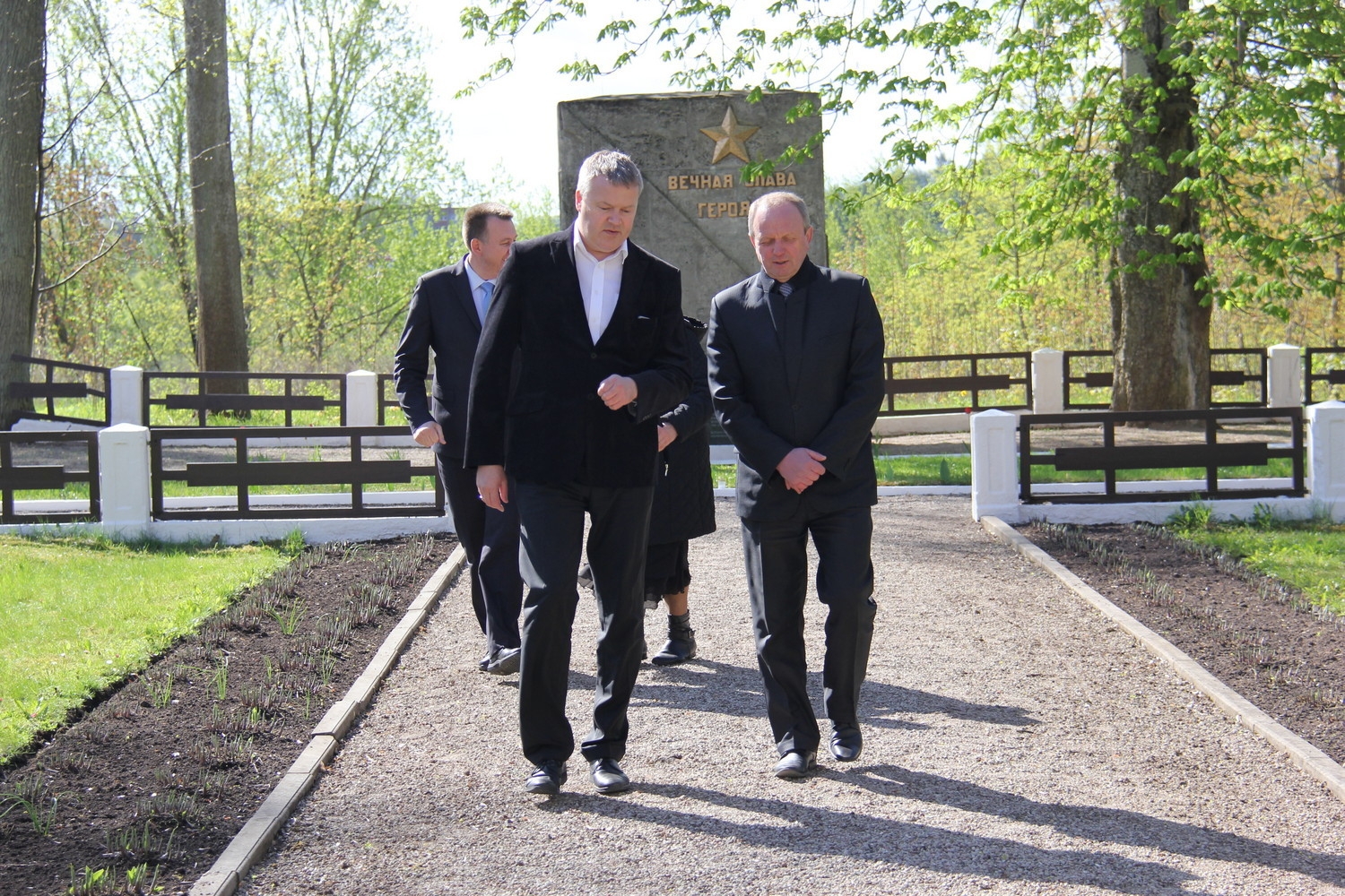 Tukuma novada Domes vadības ziedu nolikšana Otrā pasaules