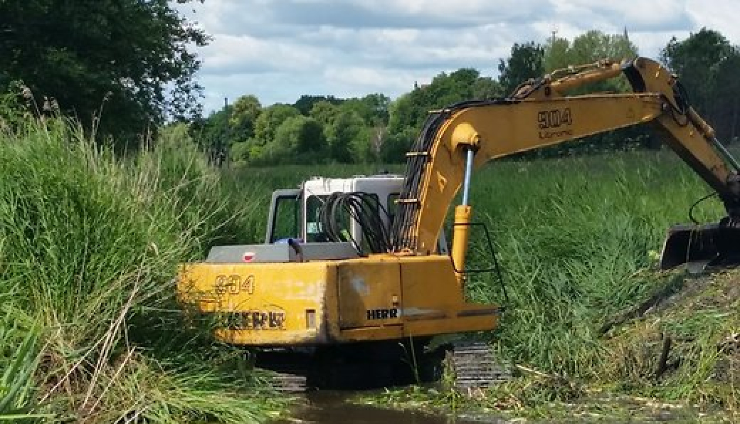 Upes gultnes tīrīšanas laikā uzduļķojies ūdens Slocenes upē