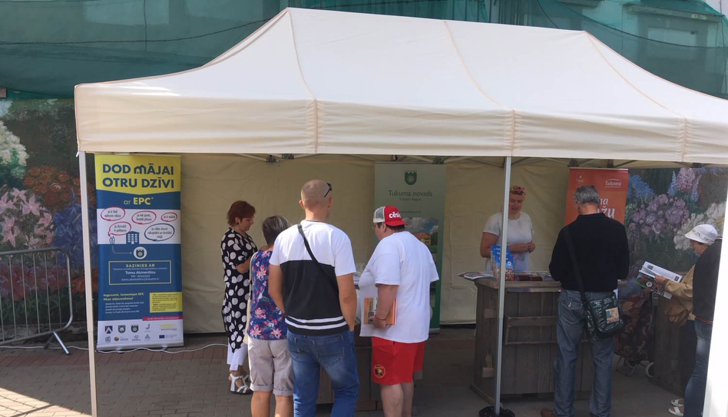 Pilsētas svētku dalībnieki tiek informēti par daudzdzīvokļu ēku visaptverošu atjaunošanu