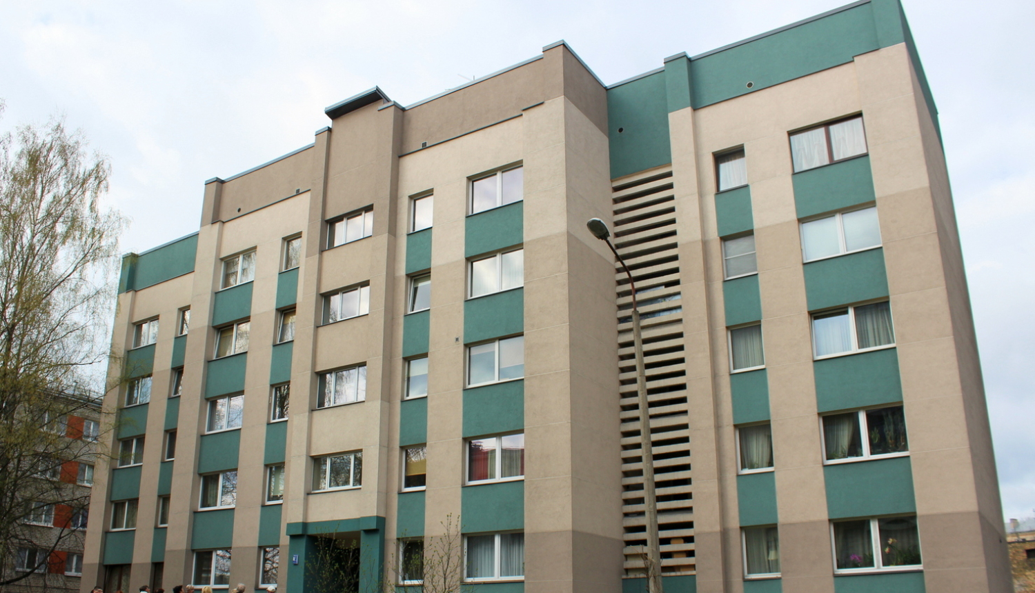 Apskatīta visaptveroši atjaunotā daudzdzīvokļu ēka Mastu ielā 8/1, Rīgā