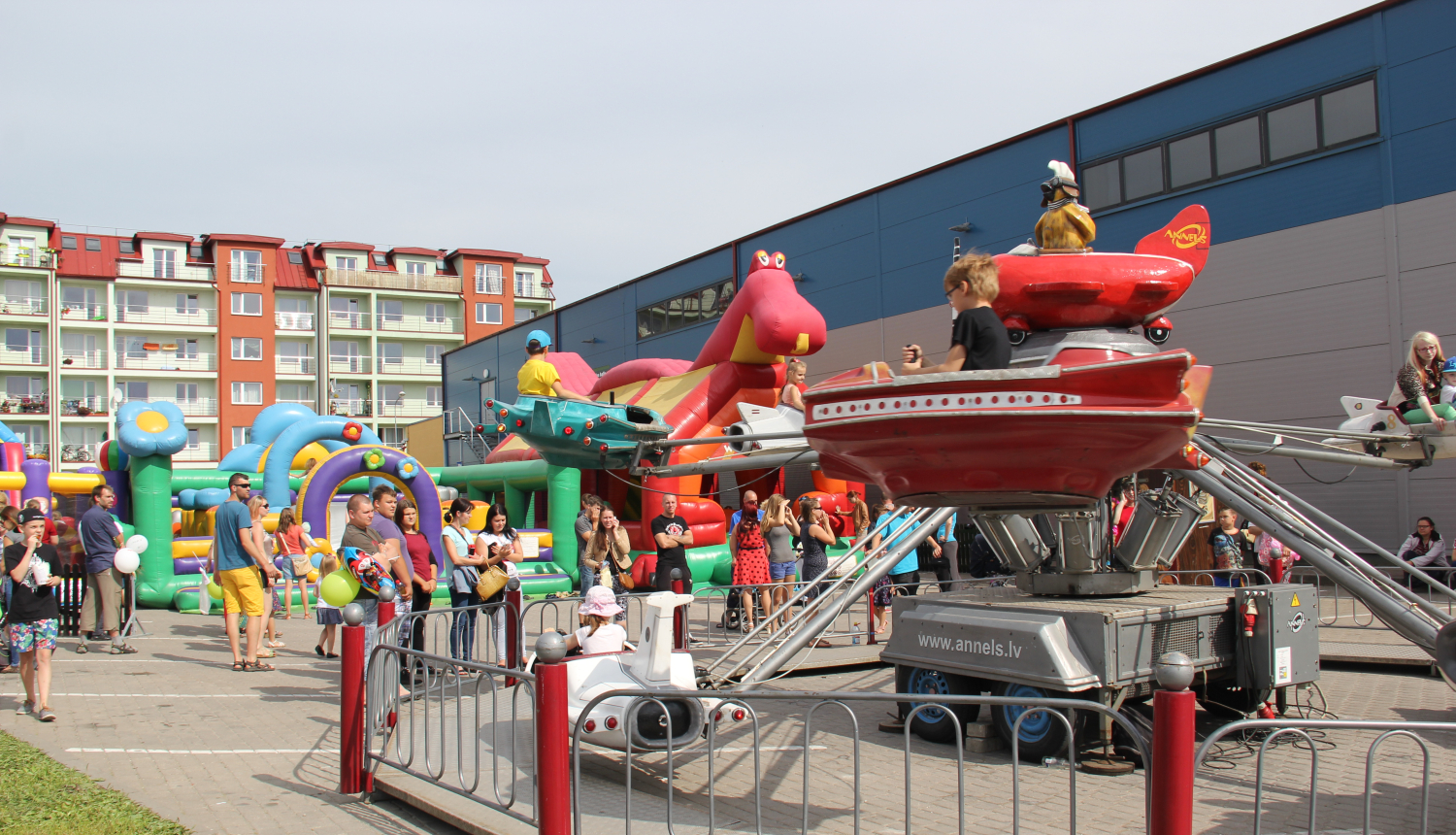 Pie Tukuma ledus halles darbosies karuseļi un piepūšamās atrakcijas