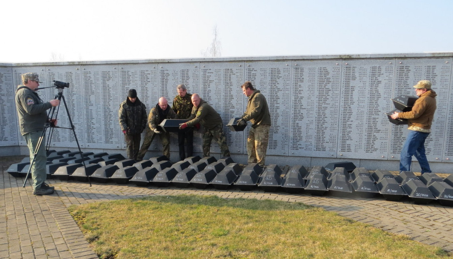 Lestenes Brāļu kapos pārapbedītas no Pleskavas apgabala atvestās Latvijas karavīru mirstīgās atliekas