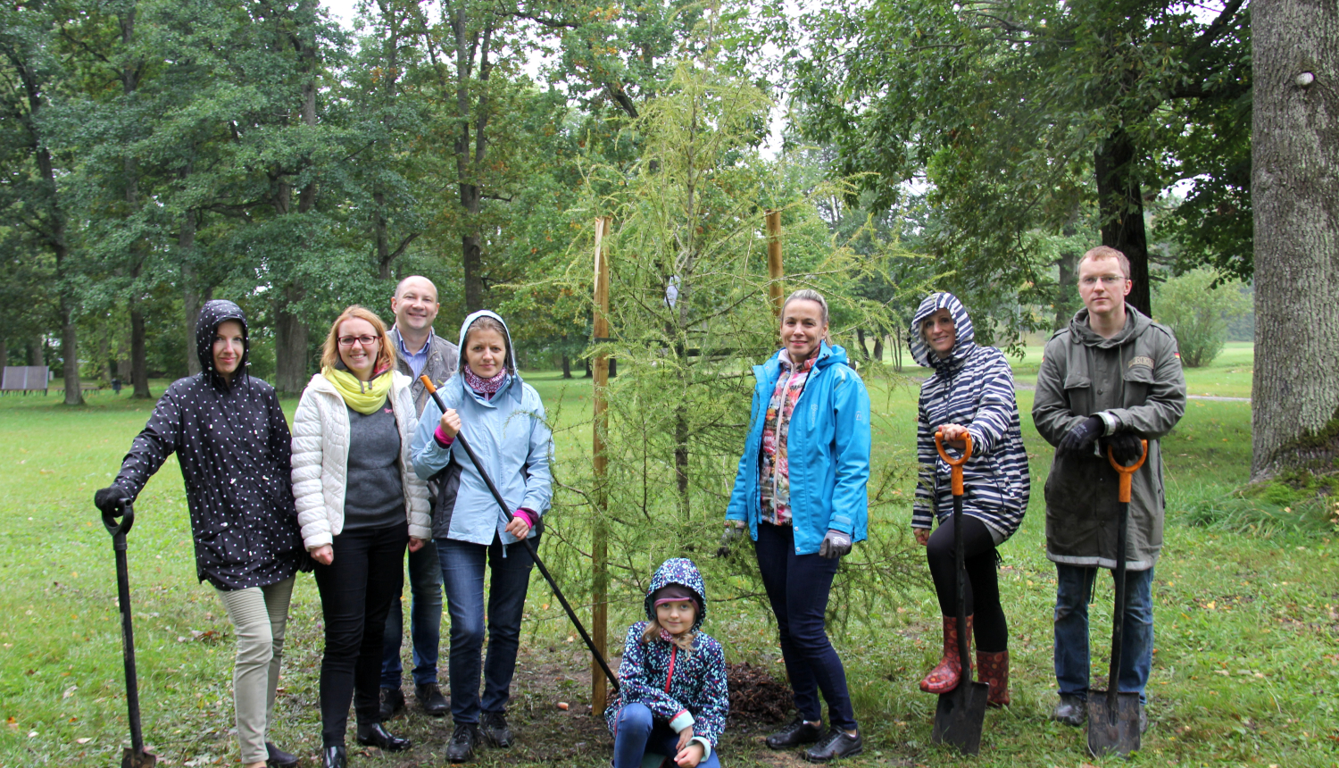 Tukuma novada pašvaldība turpina tradīciju padarīt Latviju krāšņāku ar koku stādījumiem
