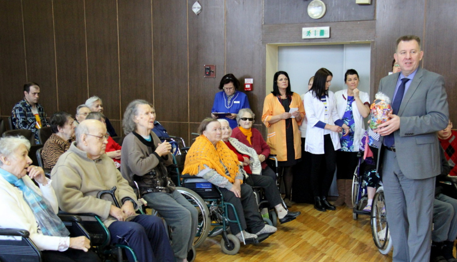 Rūķi sveic iedzīvotājus sociālajās aprūpes iestādēs