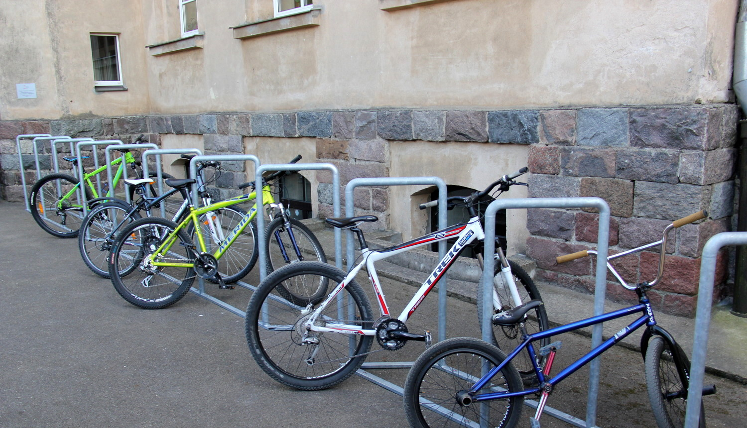 Atklāta velosipēdu novietne pie Tukuma Raiņa ģimnāzijas