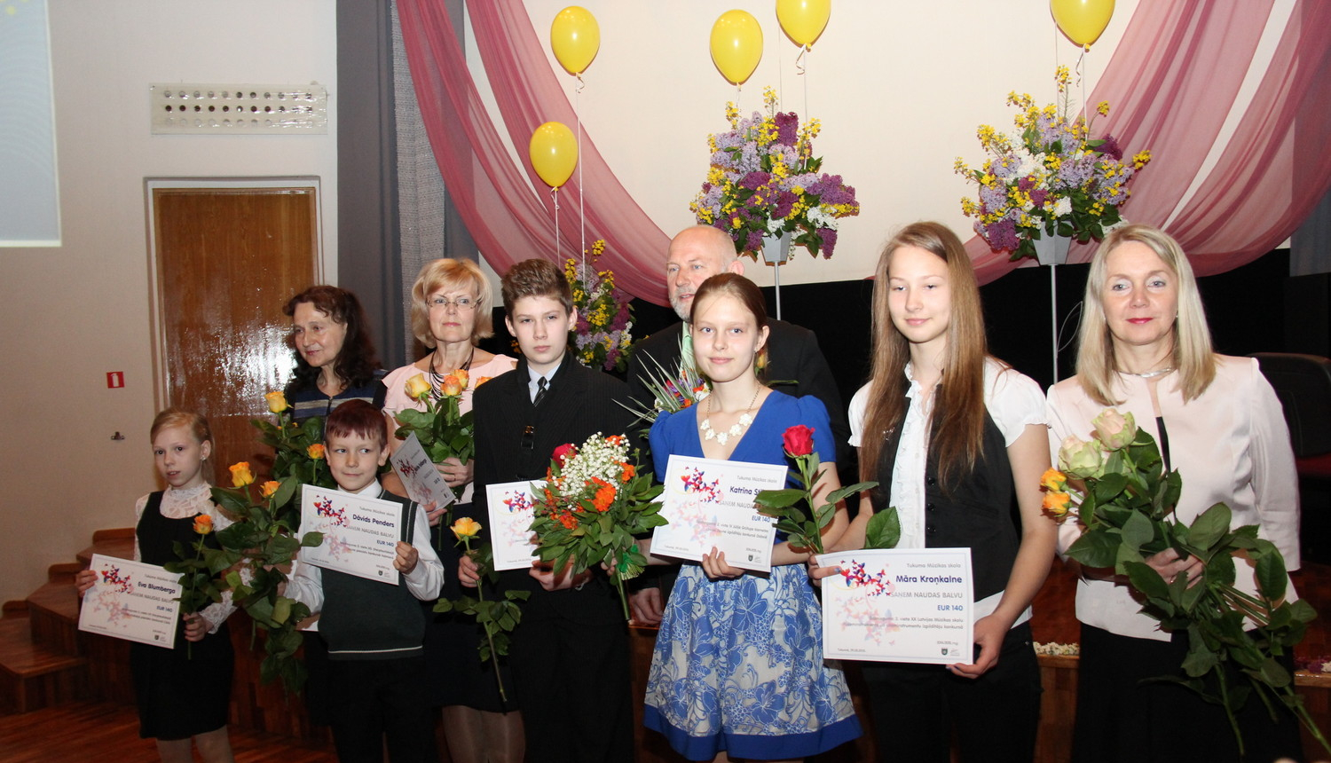 Apbalvoti skolēni un pedagogi par sasniegumiem mācību darbā