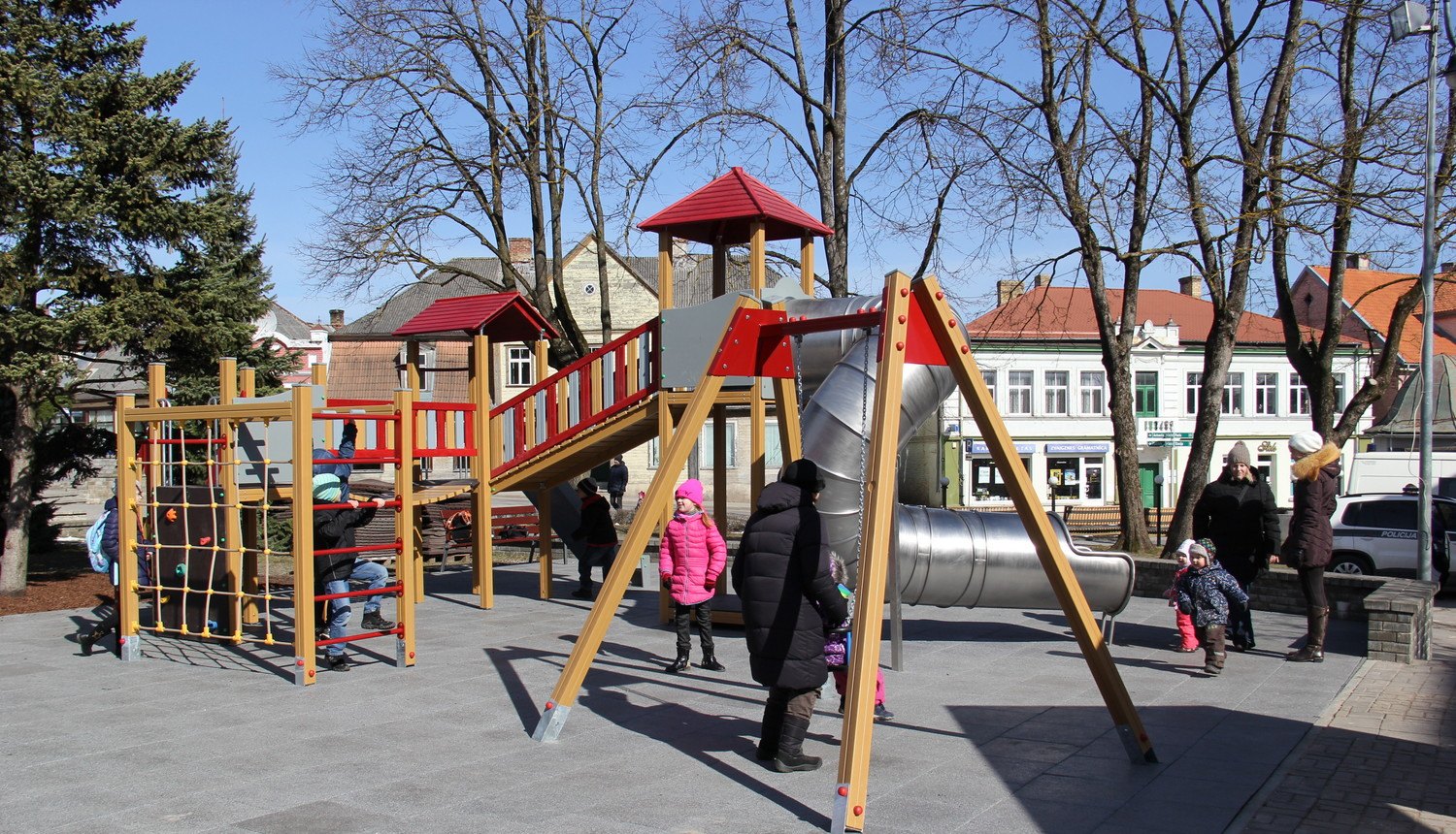 Brīvības laukumā atjaunots bērnu rotaļu laukums