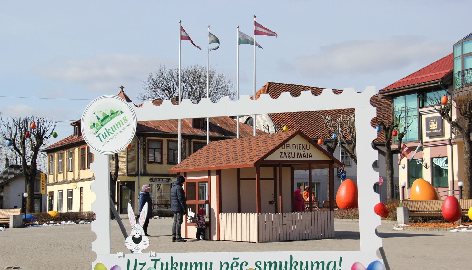 Brīvības laukuma Lieldienu namiņā ir apmetušies Lieldienu zaķi