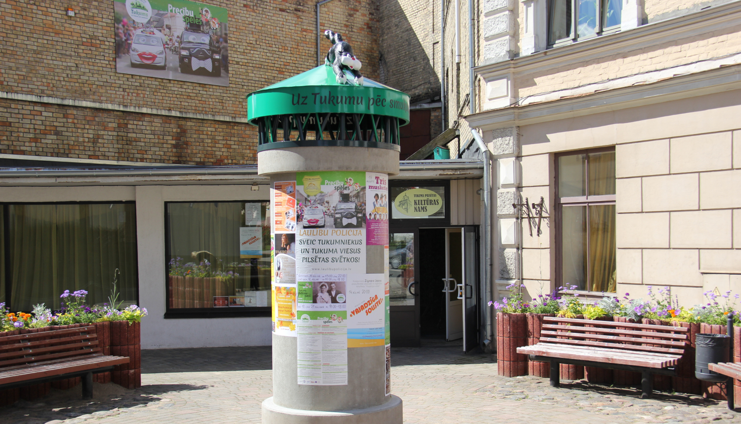 Tukuma pilsētā jauni, izgaismoti afišu stabi