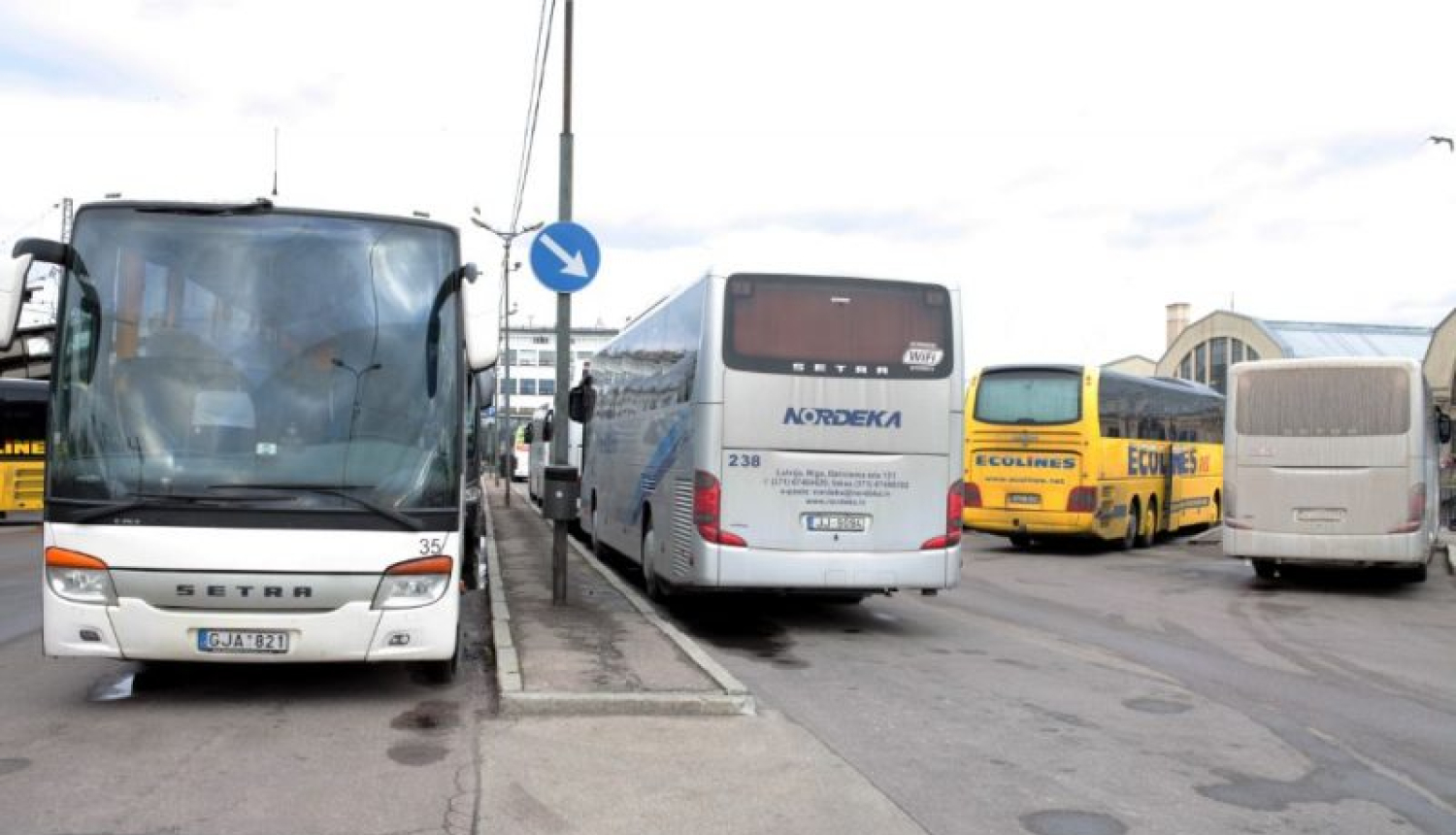 Ziemassvētku un Jaunā gada brīvdienās gaidāmas izmaiņas gandrīz 600 reģionālo autobusu maršrutu visā Latvijā, informē VSIA "Autotransporta direkcija"