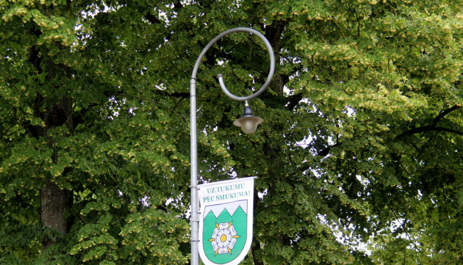 Kāpēc pilsētā dienas laikā deg apgaismojums?