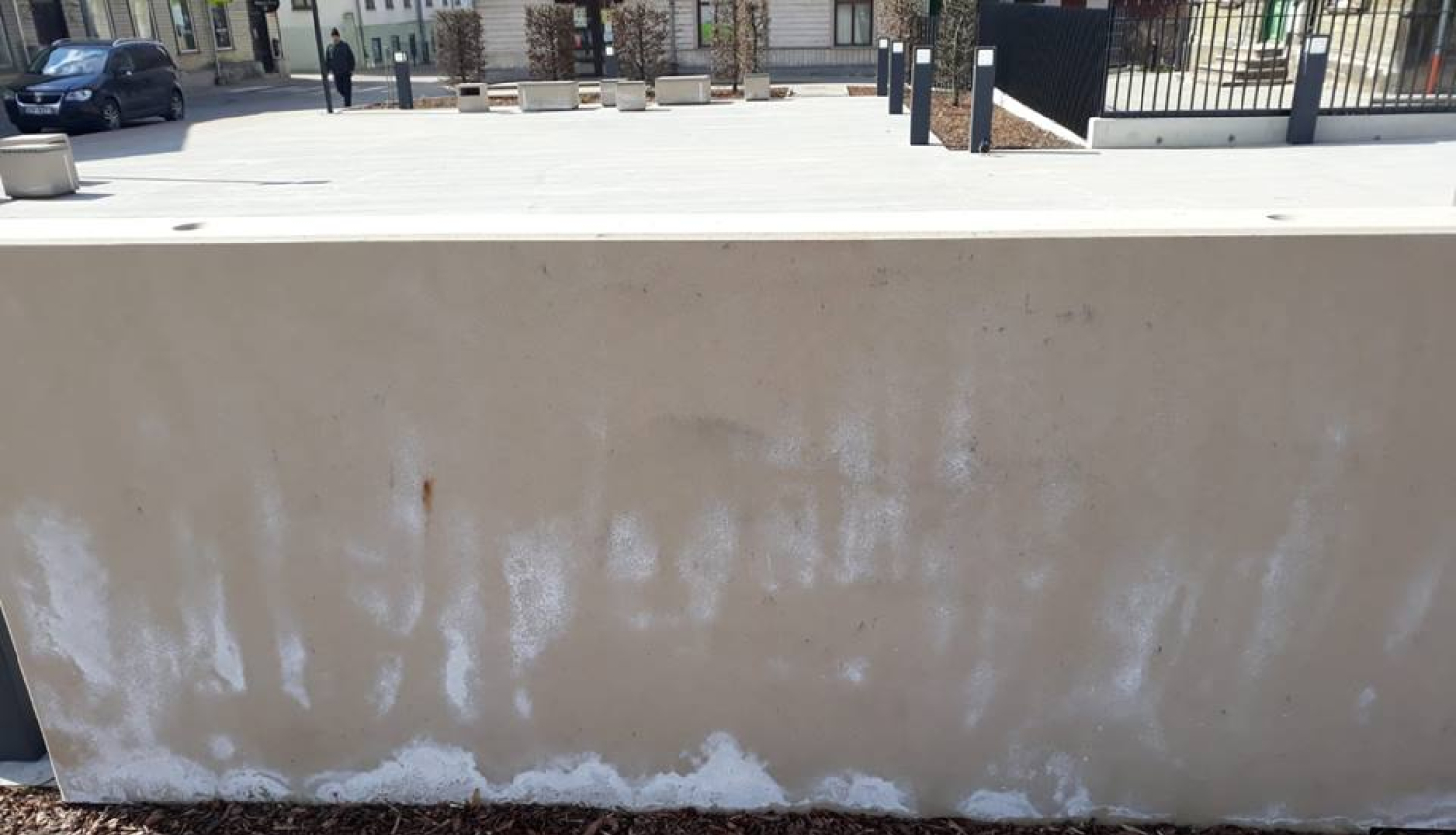 Kas ir baltie izsvīdumi Z.A. Meierovica laukumā?