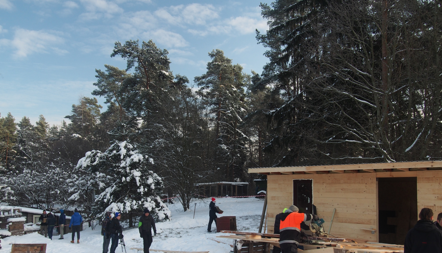 Uzcelta silta kaķu māja Tukuma dzīvnieku patversmē