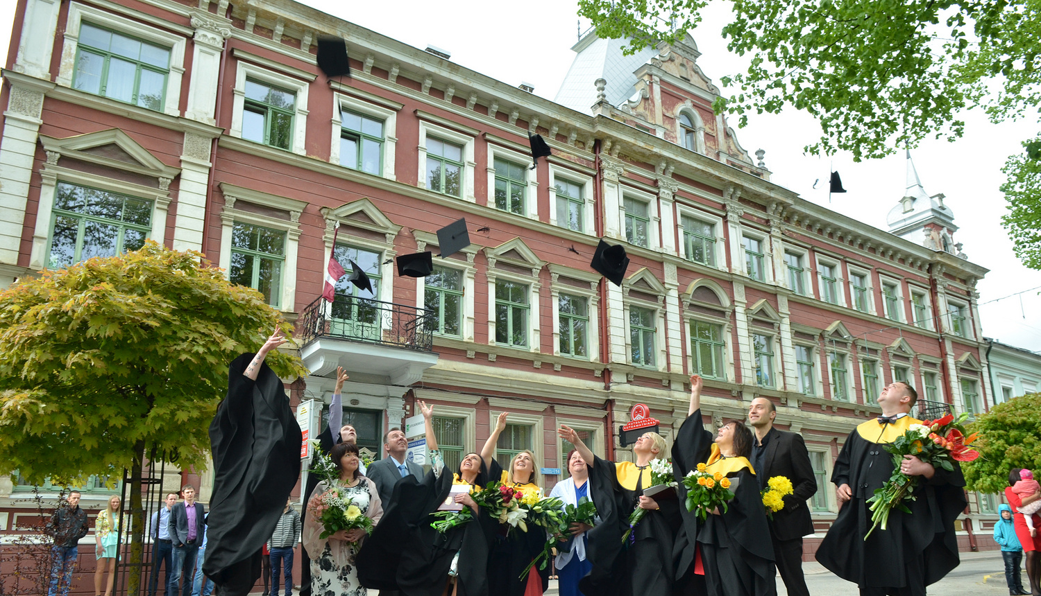 Rīgas Pedagoģijas un izglītības vadības akadēmijas studenti iegūst bakalaura grādu uzņēmējdarbībā
