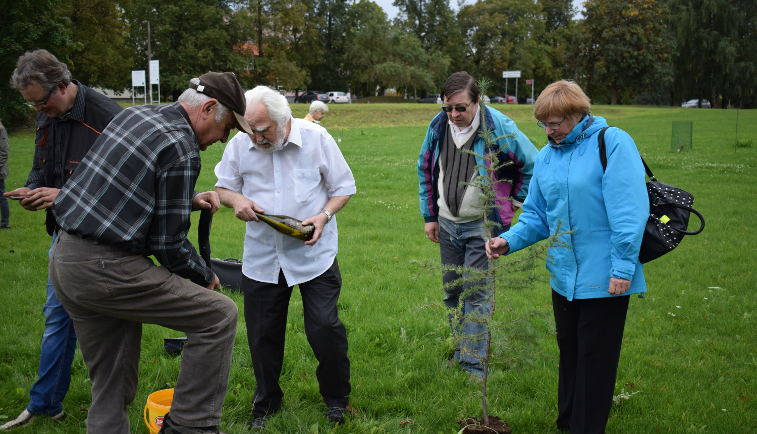 Kopīgiem spēkiem top Latvijas simtgades parks pretī Slampes Kultūras pilij
