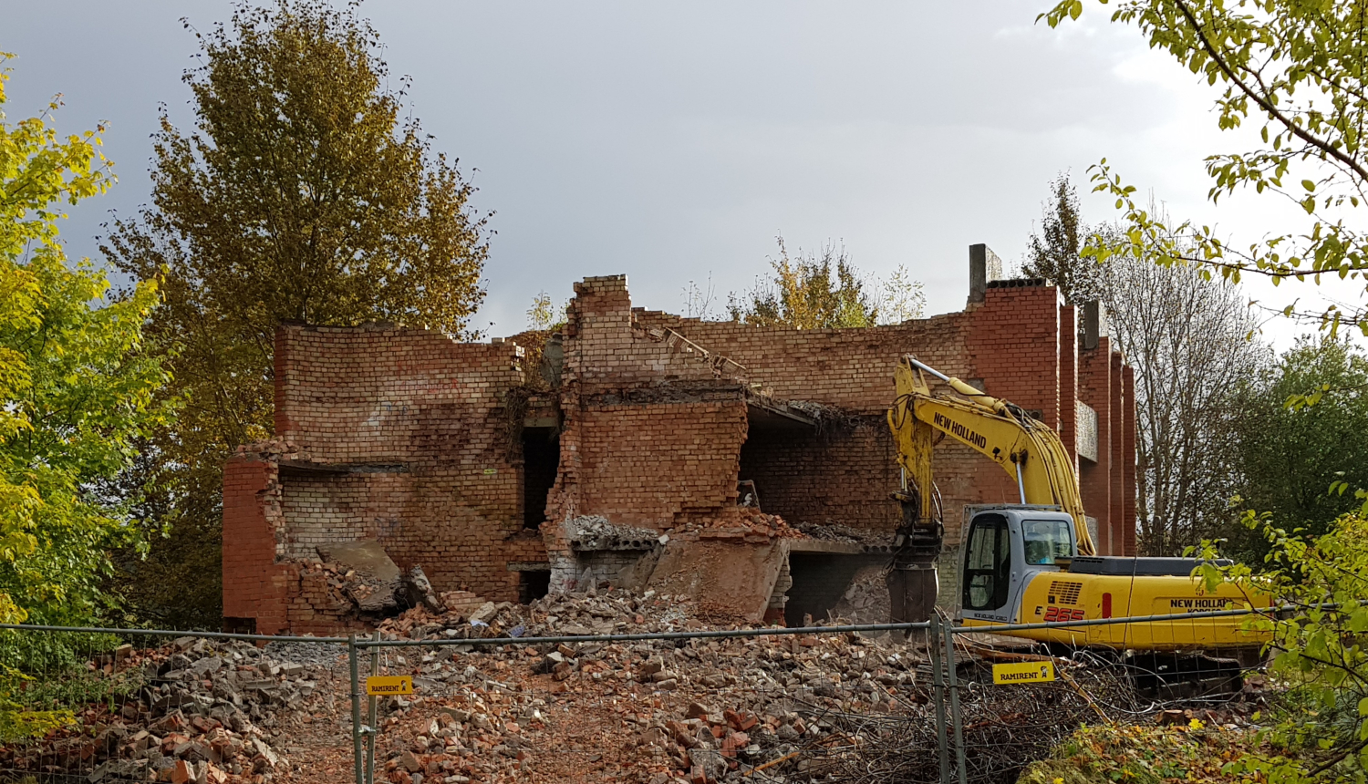 Demontāžas darbi graustam Spartaka ielā 16B