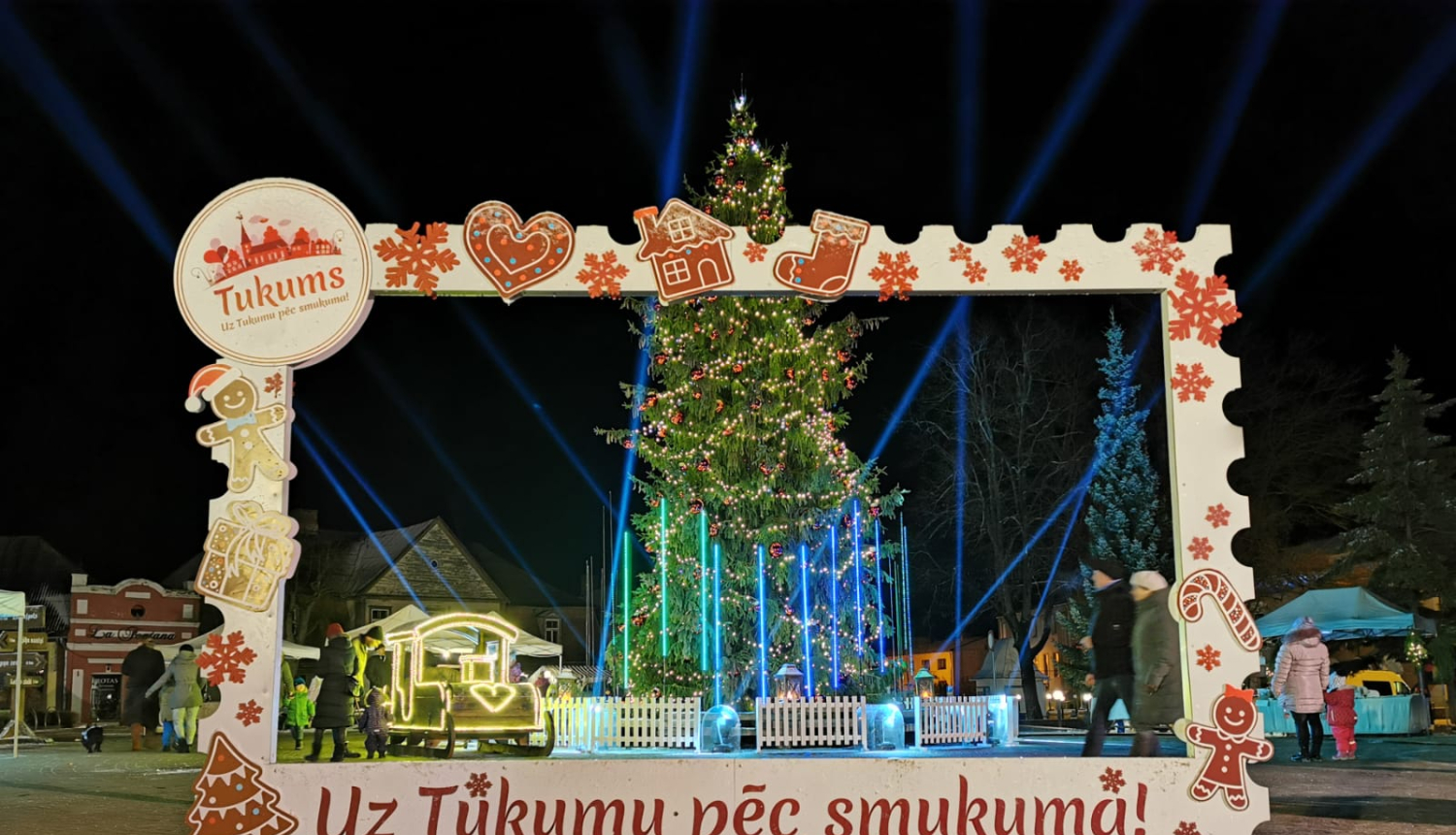 Svētku egles iedegšana