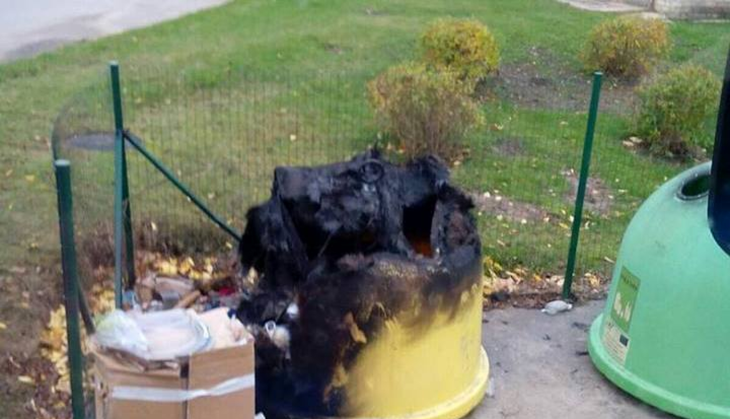 Sēmes pagastā nodedzina dalīto atkritumu konteineru