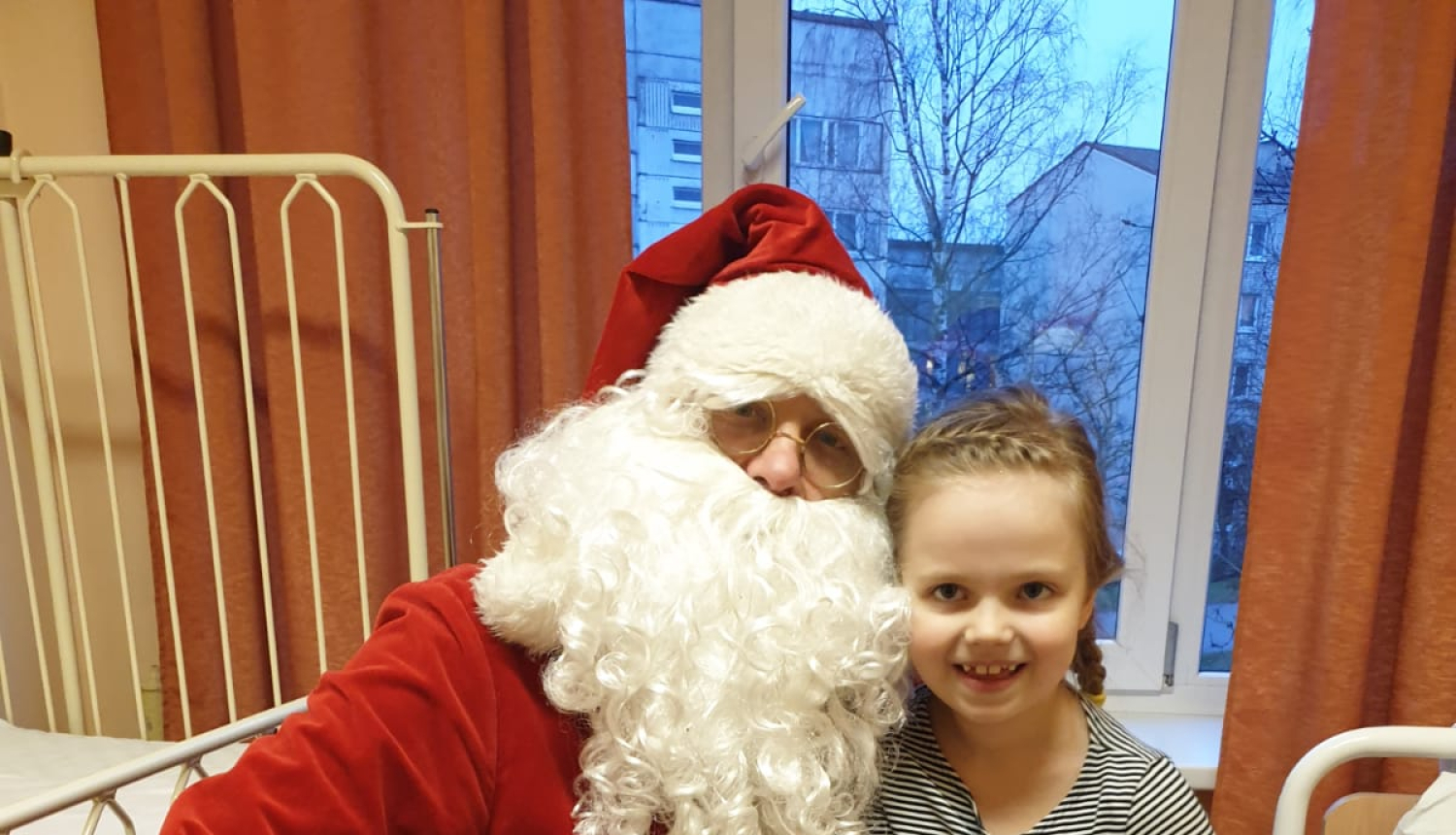 Ziemassvētku vecītis apciemo bērnus slimnīcā