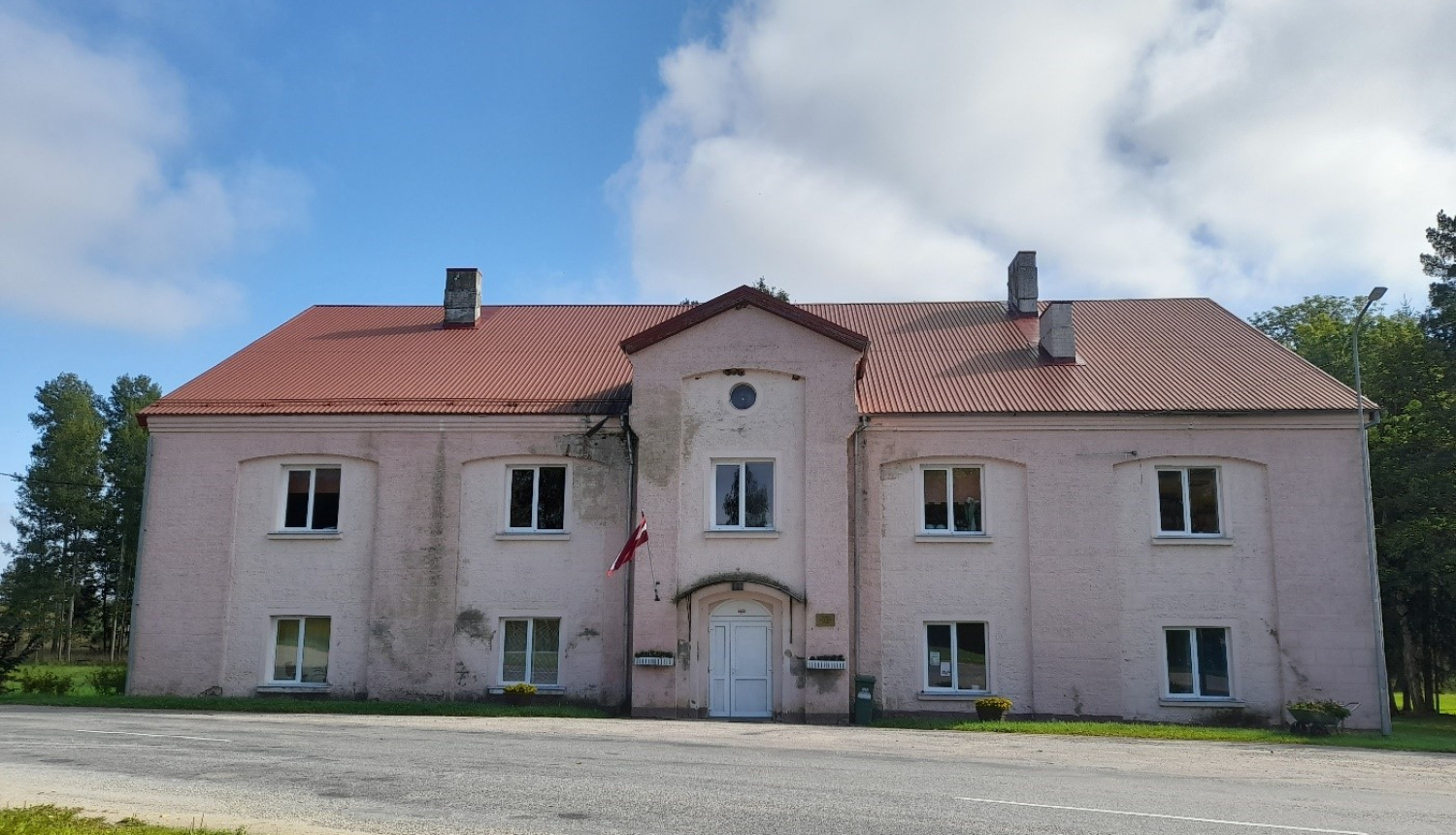 Tirgus izpētē par jumta tekņu nomaiņu un sniega barjeras uzstādīšanu Vānes pagasta kultūras namam