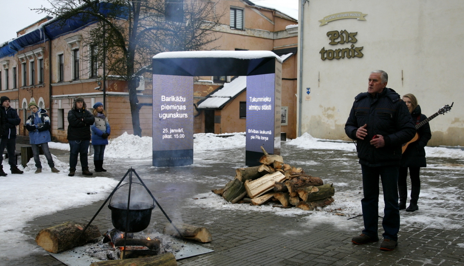 Barikāžu aizstāvju atceres pasākums Brīvības laukumā Tukumā