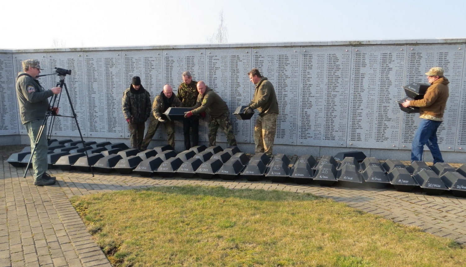 Lestenes Brāļu kapos pārapbedītas no Pleskavas apgabala atvestās Latvijas karavīru mirstīgās atliekas