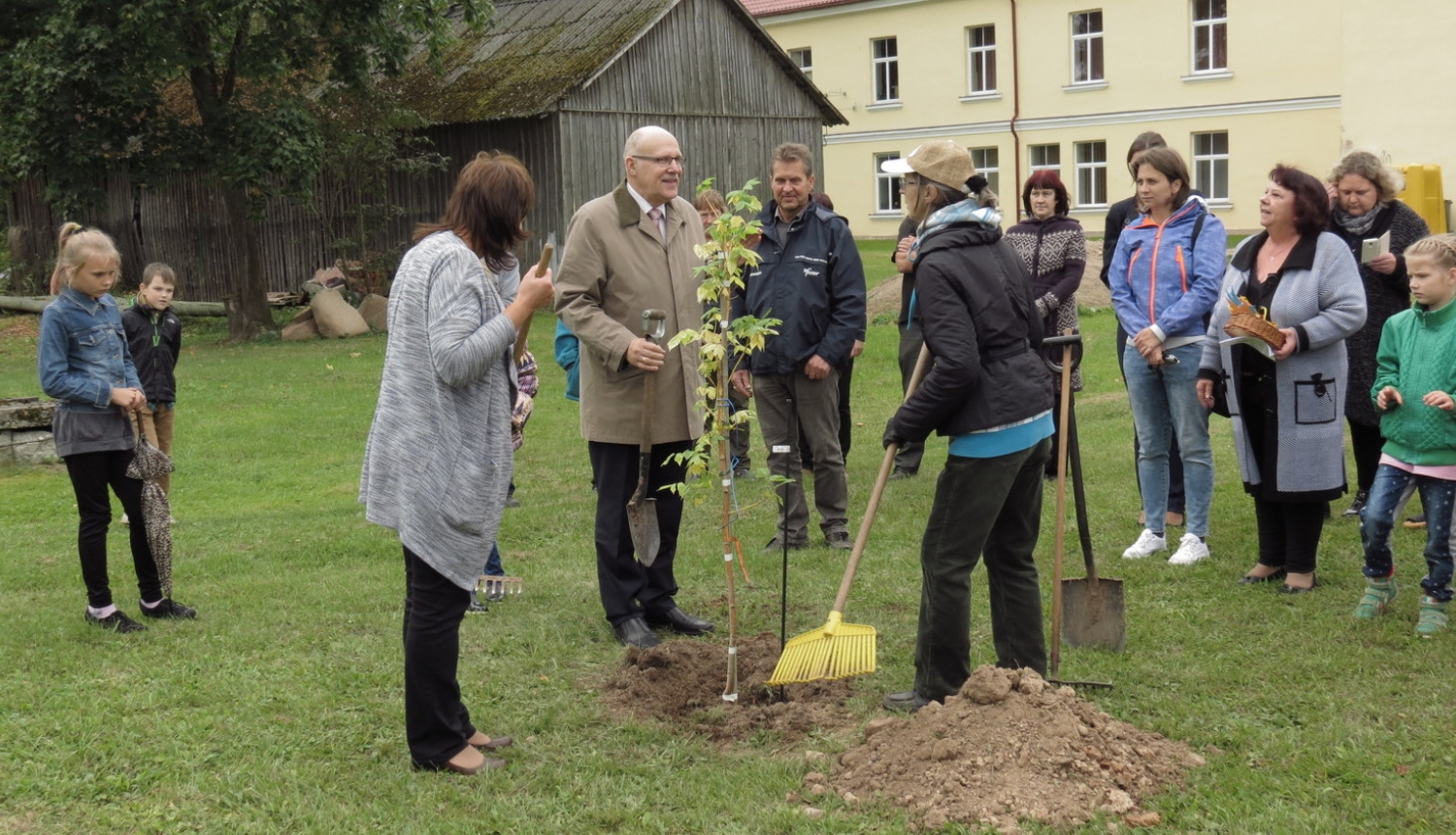 Par godu Latvijas simtgadei sastādīti koki A.Lerha-Puškaiša parkā