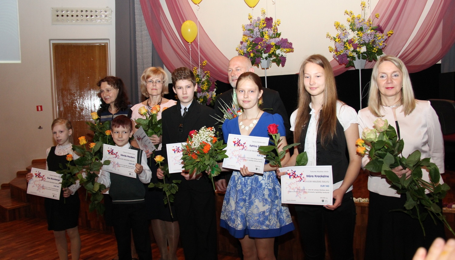 Apbalvoti skolēni un pedagogi par sasniegumiem mācību darbā