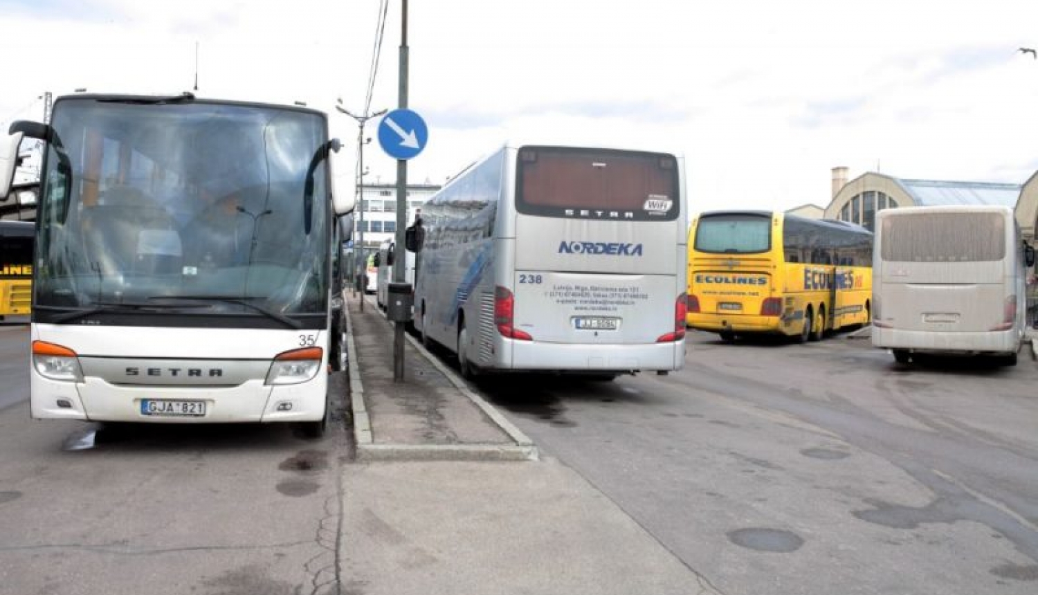 Ziemassvētku un Jaunā gada brīvdienās gaidāmas izmaiņas gandrīz 600 reģionālo autobusu maršrutu visā Latvijā, informē VSIA "Autotransporta direkcija"