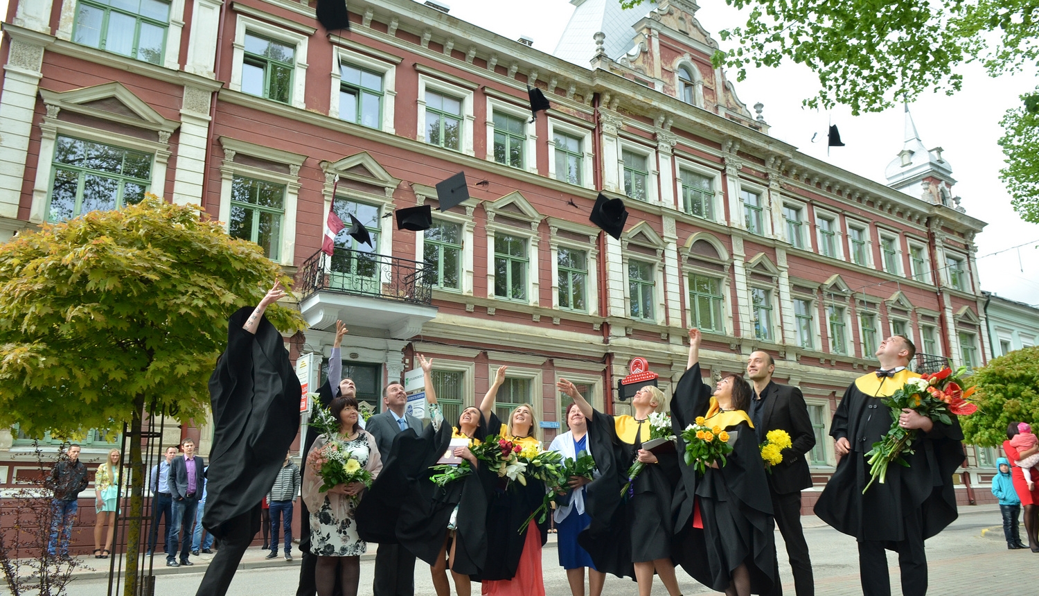 Rīgas Pedagoģijas un izglītības vadības akadēmijas studenti iegūst bakalaura grādu uzņēmējdarbībā