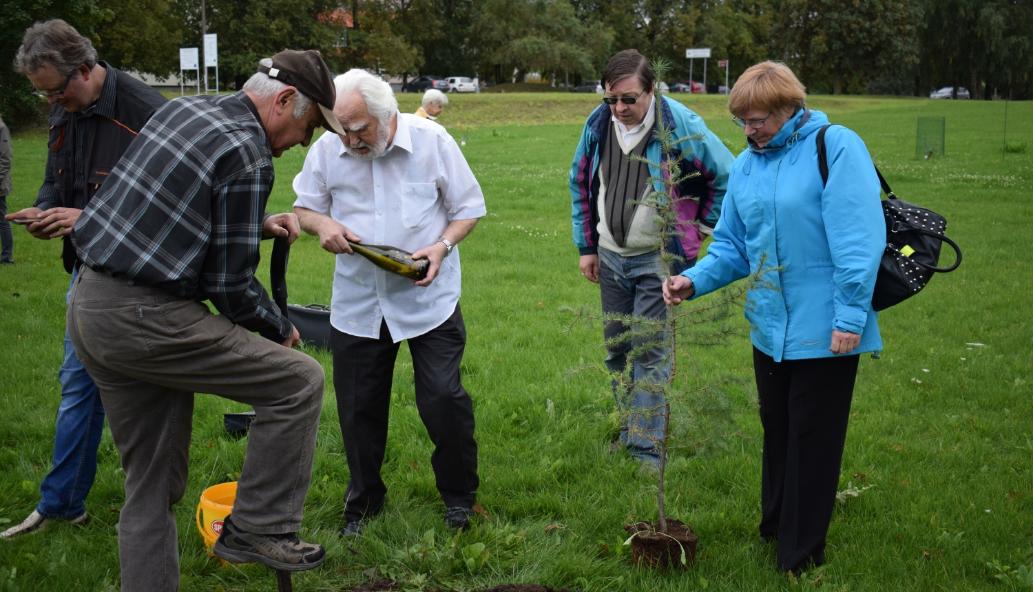 Kopīgiem spēkiem top Latvijas simtgades parks pretī Slampes Kultūras pilij