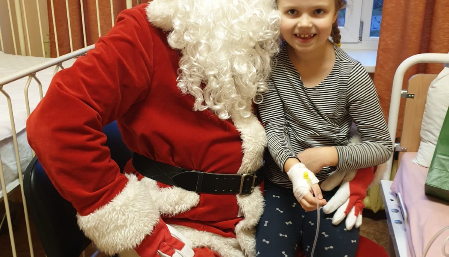 Ziemassvētku vecītis apciemo bērnus slimnīcā